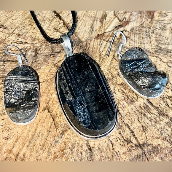 Rough Schorl Black Tourmaline Pendant & Earrings - Picture 4 of 7